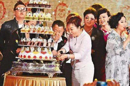 回顾王美华18岁时为钱嫁曾志伟为何在连生两胎后选择了净身出户