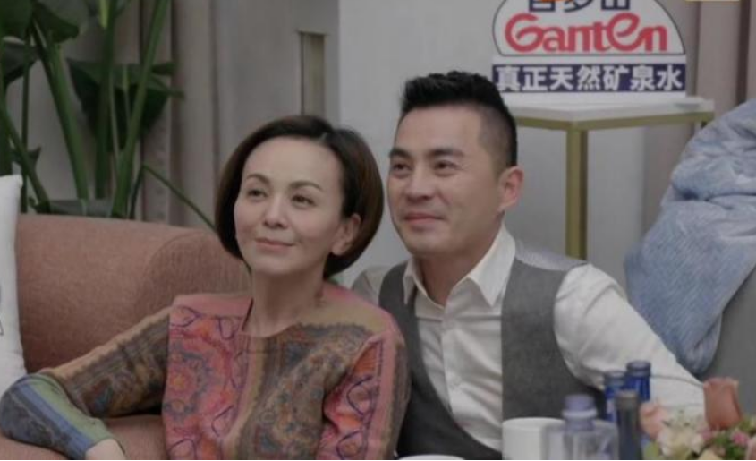 王琳一开始,确实被方磊的热情吸引,但在交流中,她很抗拒对方的积极