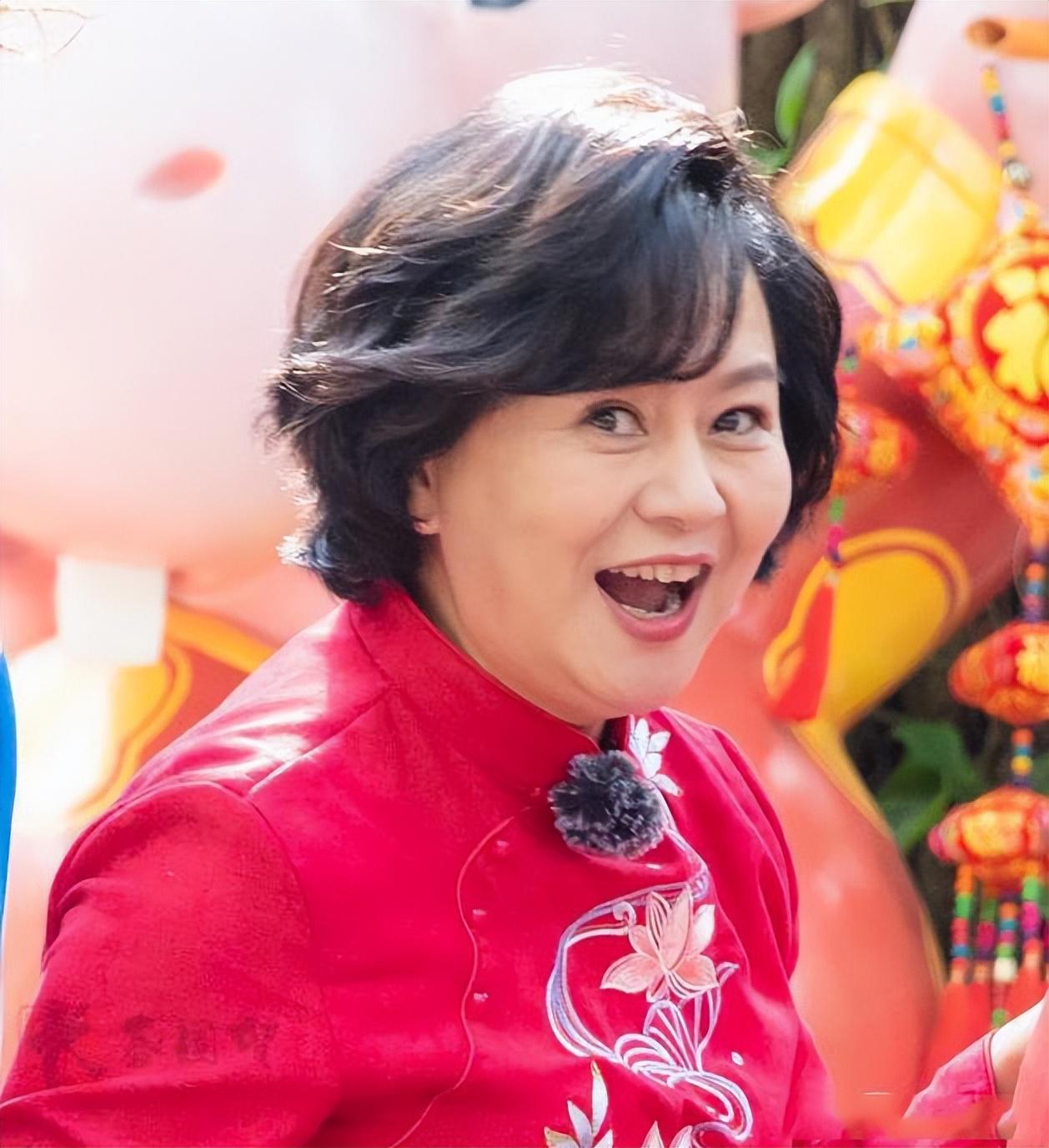 回顾央视主持人鞠萍离异后44岁带儿子再嫁有苦有甜一切都值得