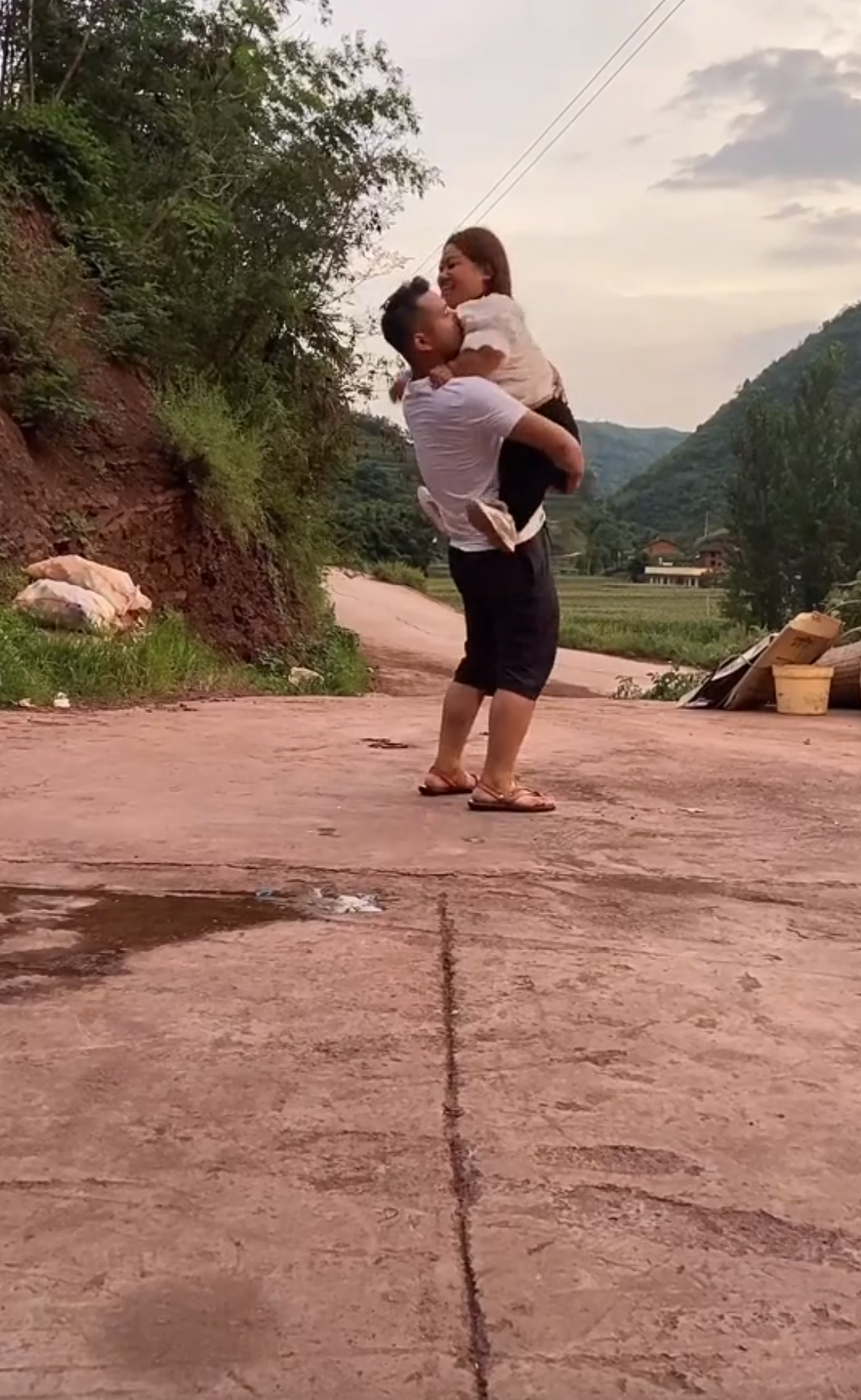 回顾侏儒网红小玉身高1米嫁17米云南帅哥怀孕后被逼打胎