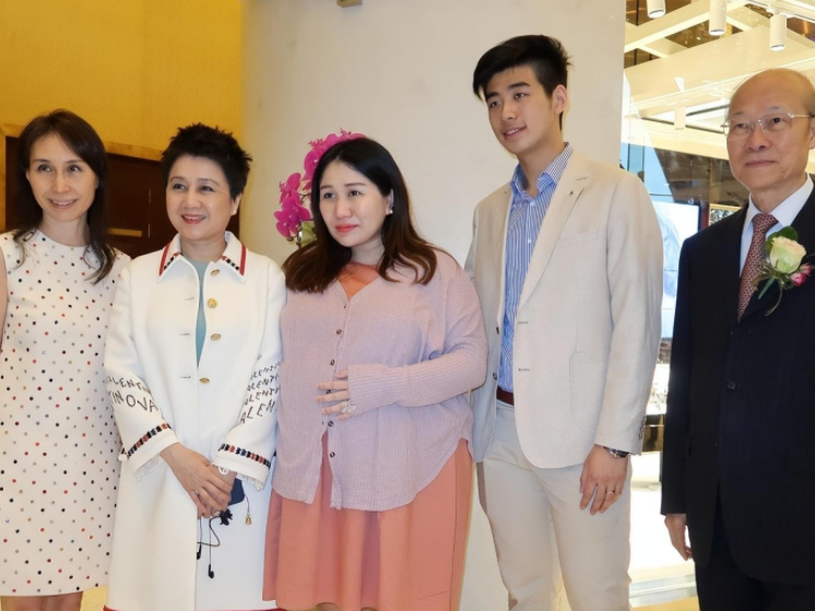 回顾何鸿燊爱女何超盈倒贴14亿下嫁东北小伙结婚被丈夫宠成宝