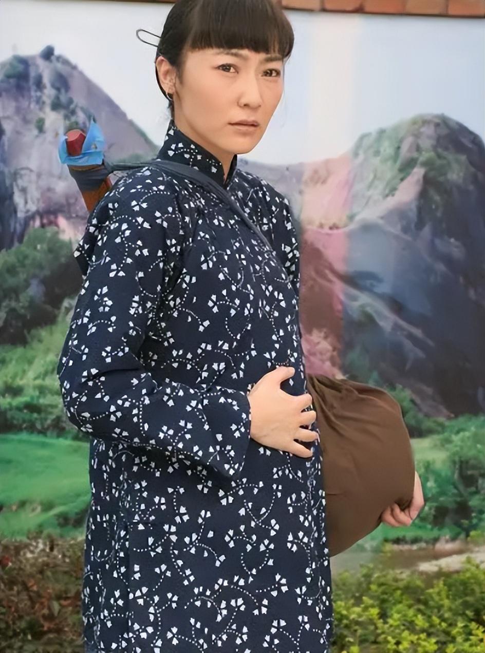 回顾阿斯茹老公瘫痪不离不弃结婚9年生两子儿子成她的骄傲