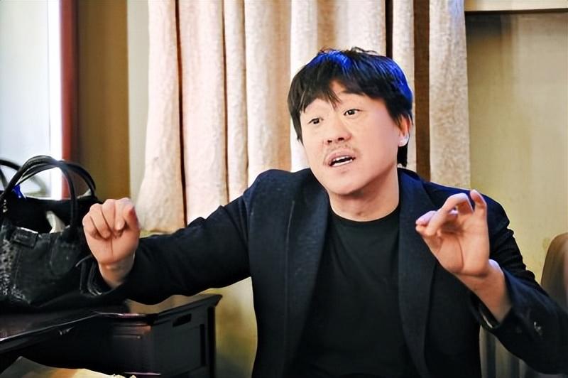 回顾何冰38岁演男主娶同桌做老婆为何结婚几十年没绯闻