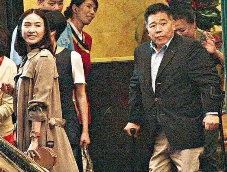 回顾黎姿拒绝许晋亨嫁残疾富豪生三个女儿51岁被老公宠上天