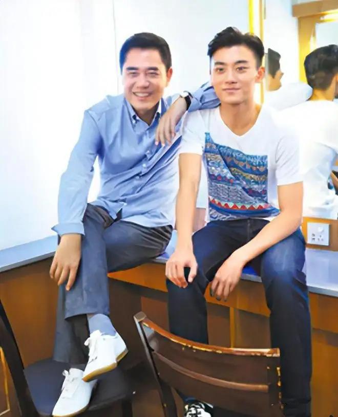 回顾陈宝国娶同学赵奎娥40年婚姻宠妻如宝今儿子让他很烦恼