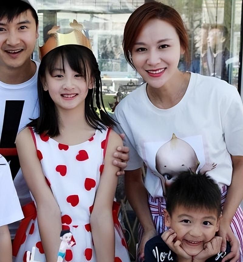 回顾叶一茜23岁嫁给田亮结婚15年儿女双全是超女中的大赢家