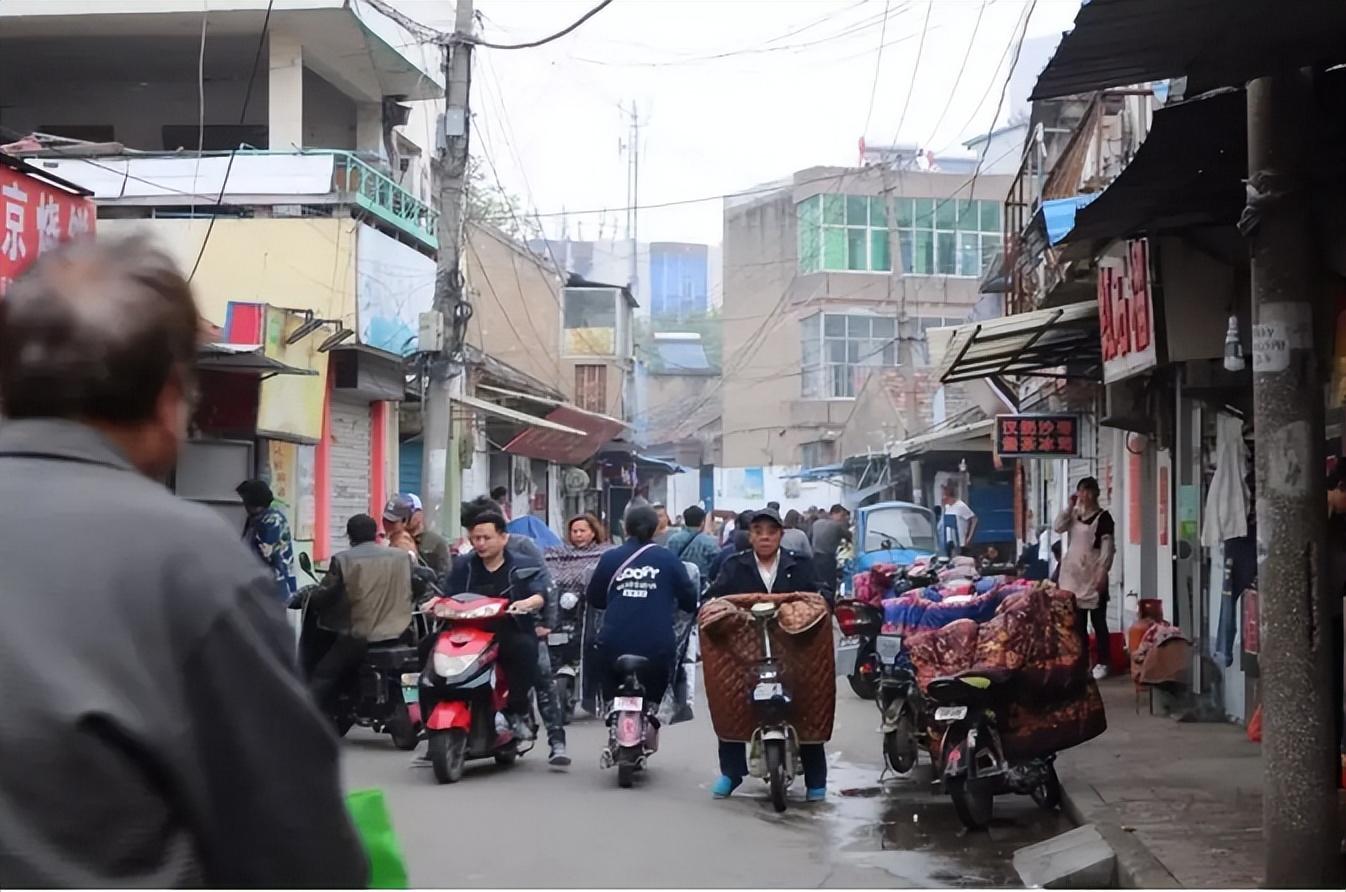 2021年80后夫妻穿校服跪地乞讨调查后二人有房有车有存款