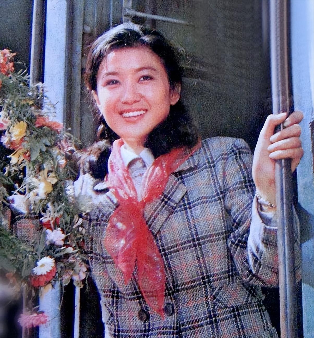 第一代主持的花魁赴港生子离开央视远居美国后音讯全无