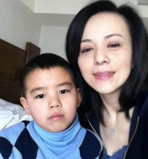 王琳在节目里和方磊组成一对,近距离接触21天.