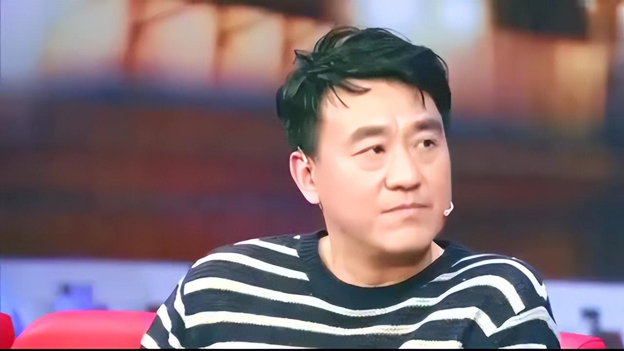 回顾何冰38岁演男主娶同桌做老婆为何结婚几十年没绯闻