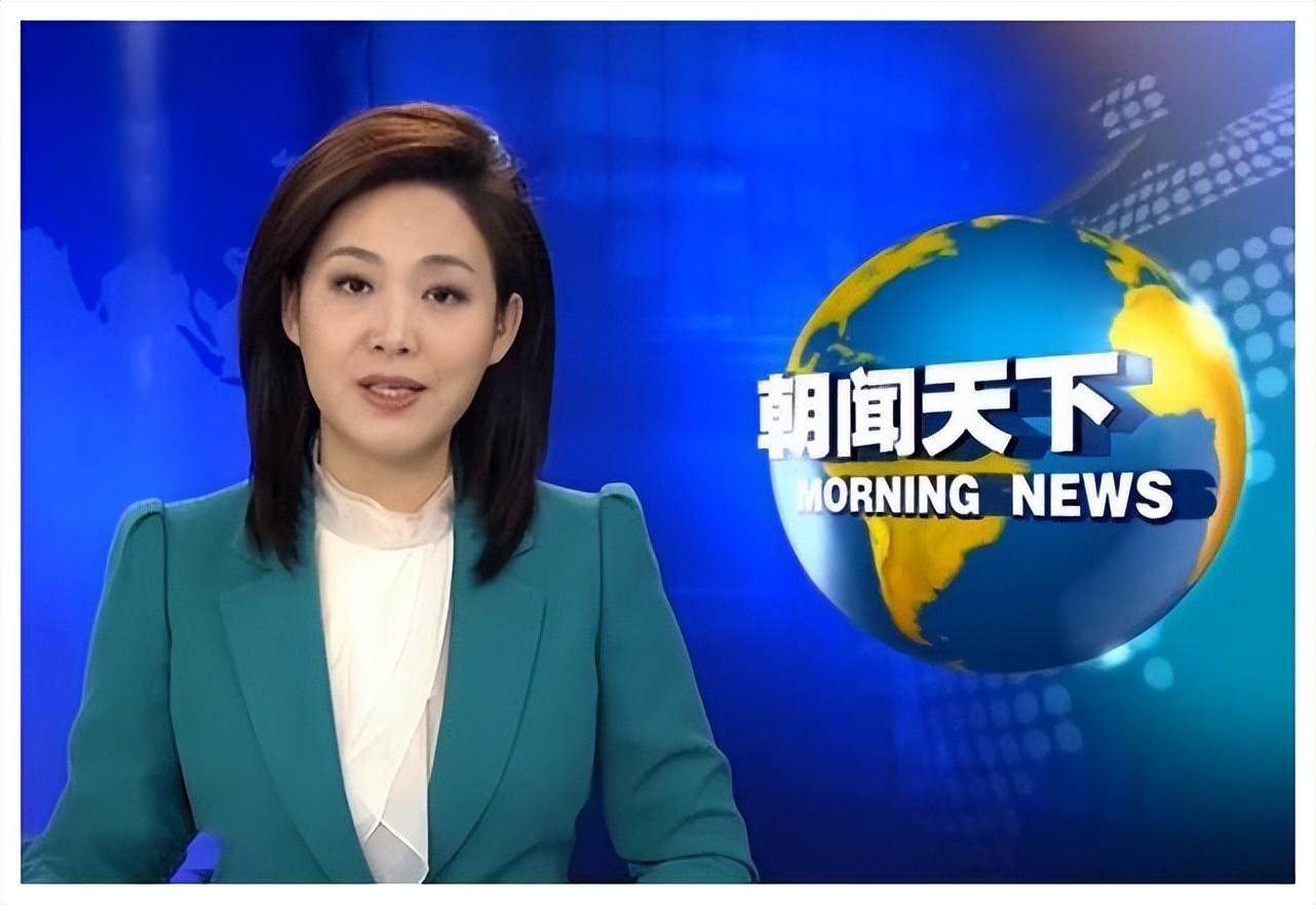 终成"新国脸"2002年,郑丽看到了央视《午夜新闻》招聘新主持人的消息