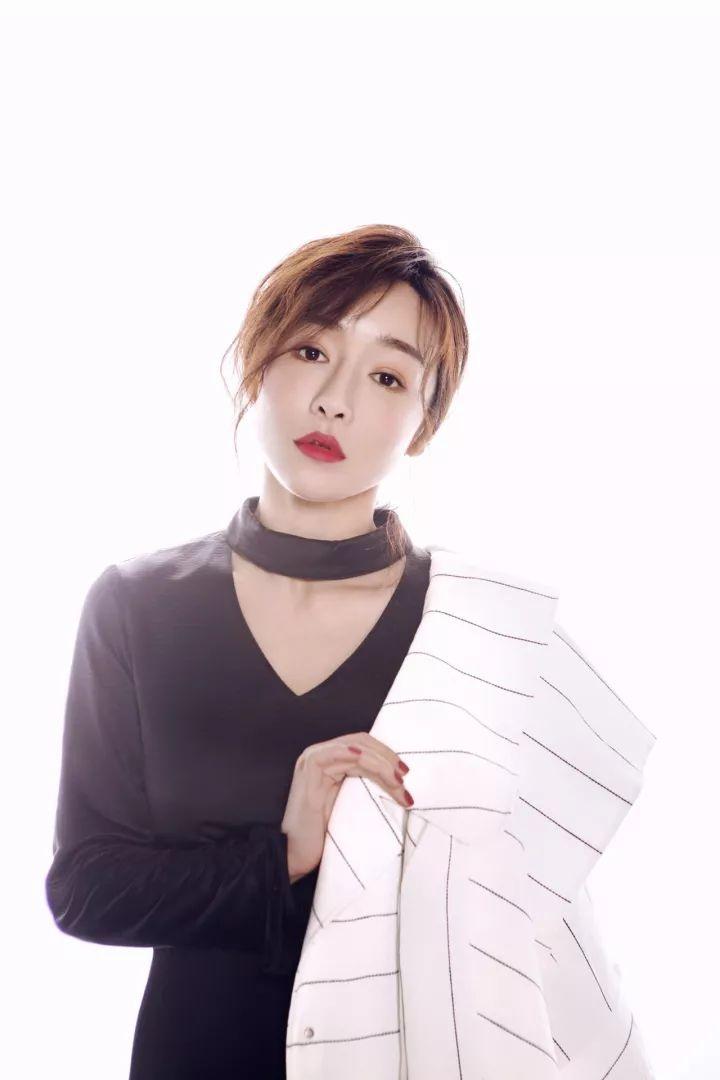 回顾何彦霓长得漂亮演技好出道18年没绯闻嫁著名演员生一女