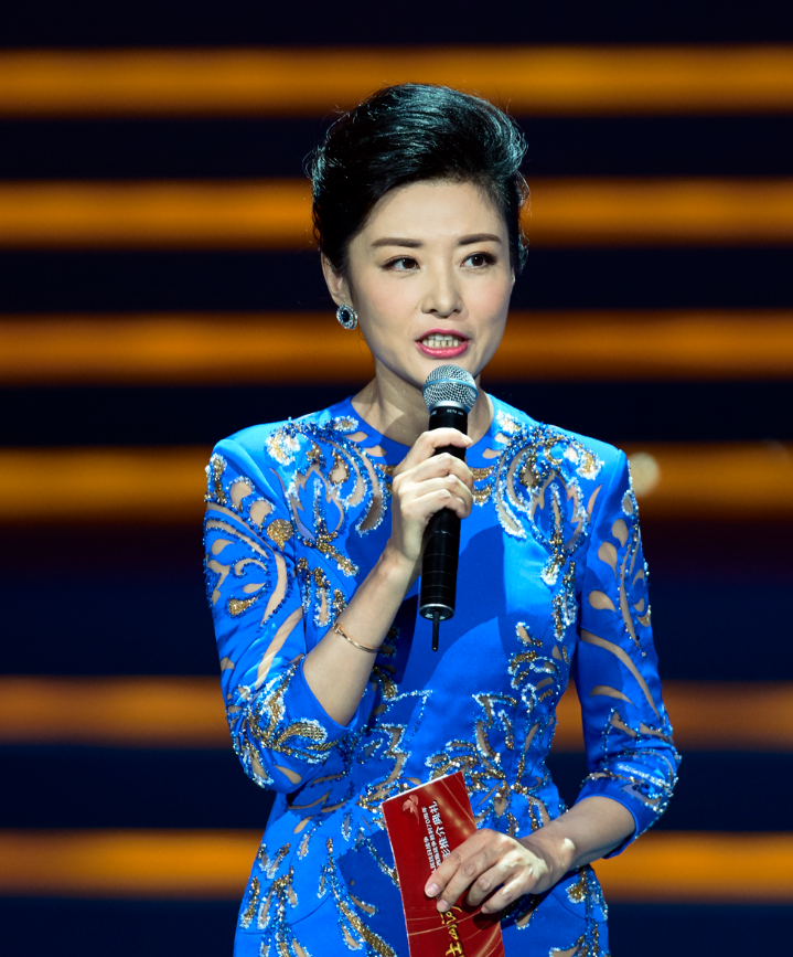 回顾央视主持周涛和初恋离婚后嫁大8岁富豪今一儿一女乐开怀