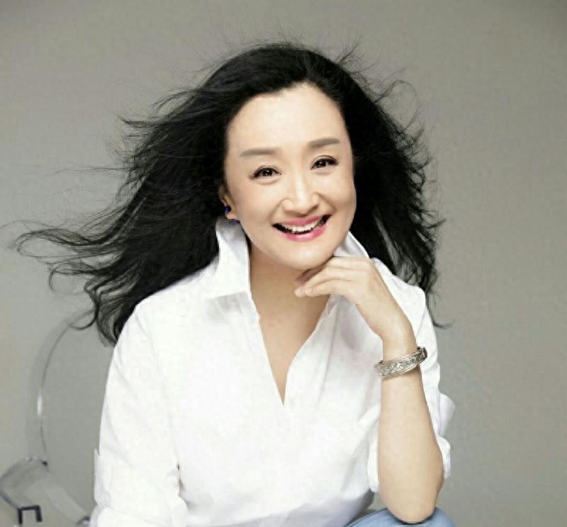 回顾杨昆年轻选丁克潇洒61岁无儿无女每月靠2500生活她后悔吗