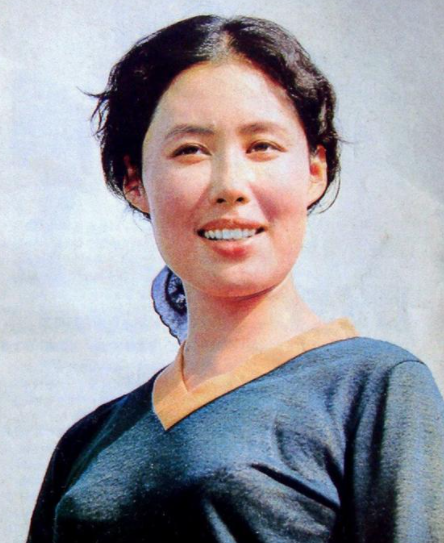 回顾74岁斯琴高娃近况瑞士老公已去世她垂垂老矣依旧在拍戏