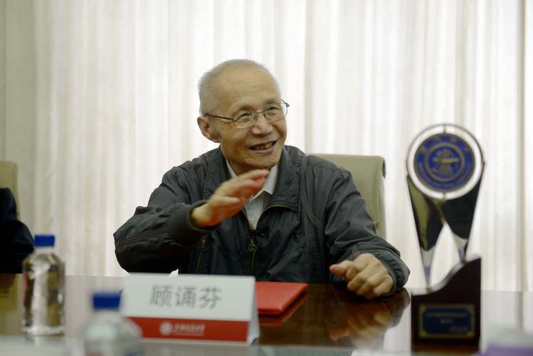 天上飞的战斗机带起的彩烟引起现场人员欢呼,身为我国高空高速歼击机