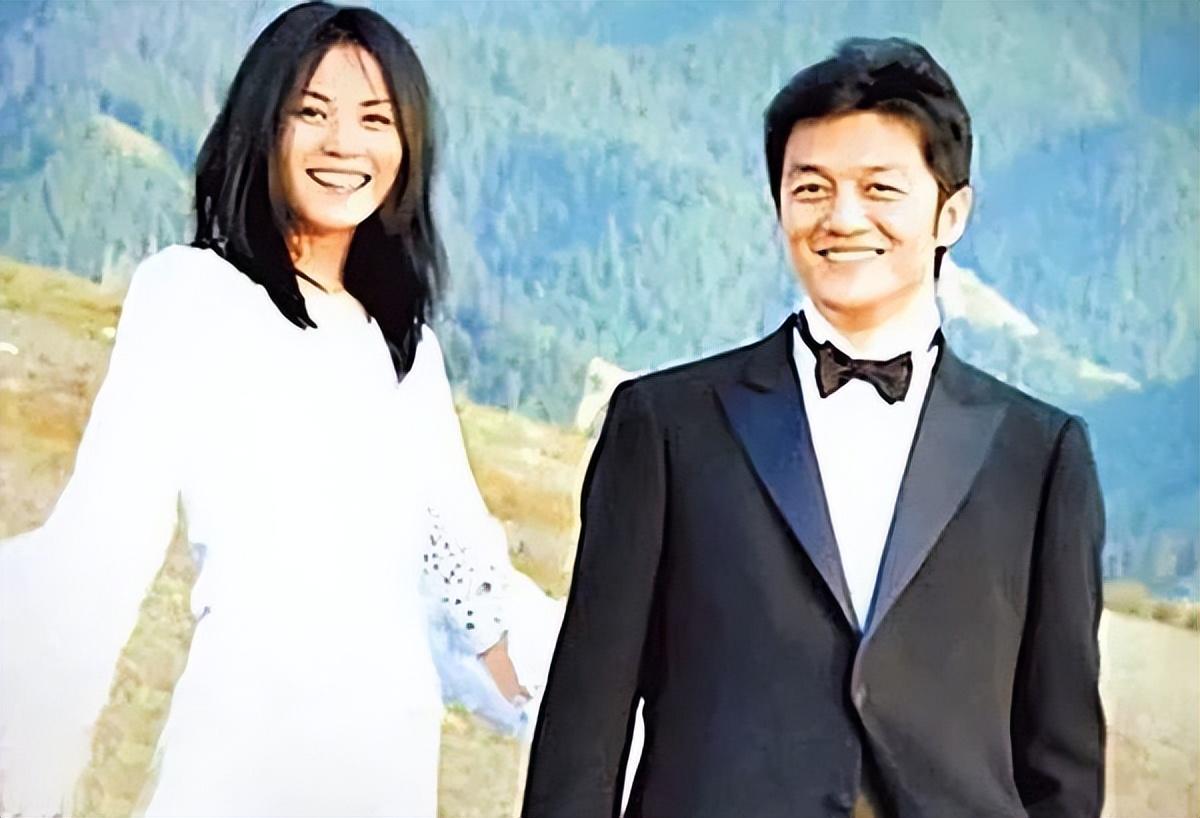 2006年,窦文涛与女星俞飞鸿一同参加某位造型师的开业典礼,两人关系