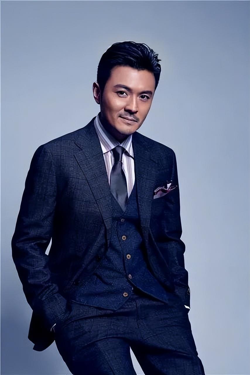 回顾于小伟与高圆圆分手后翻红一个娶妻生子一个高龄产女