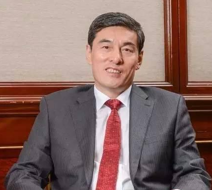 渴望着百无聊赖渴望着快点散场,结果作为赞助商的解直锟来到台上发言