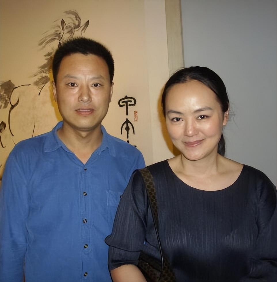 回顾央视主持人孙小梅嫁小2岁哈佛大学海归58岁的她状况如何