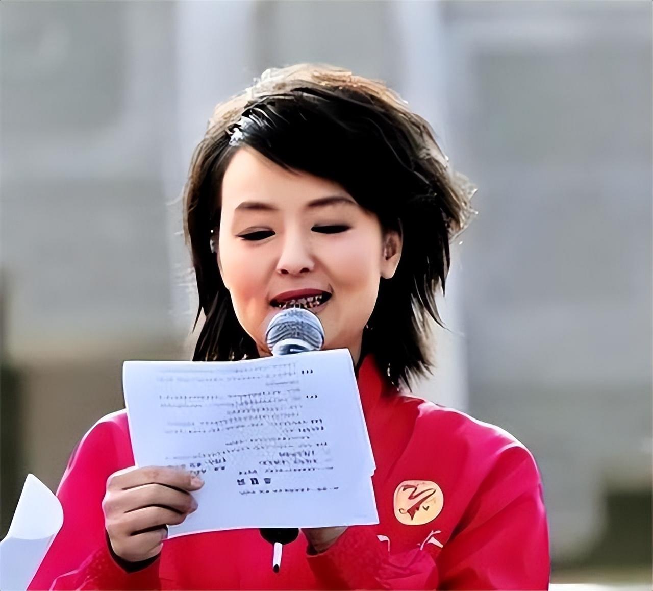 回顾央视主持人孙小梅嫁小2岁哈佛大学海归58岁的她状况如何