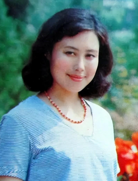 回顾74岁斯琴高娃近况瑞士老公已去世她垂垂老矣依旧在拍戏