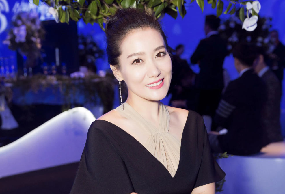 回顾军旅歌手谭晶嫁大9岁科学家老公生双胞胎活成人生赢家