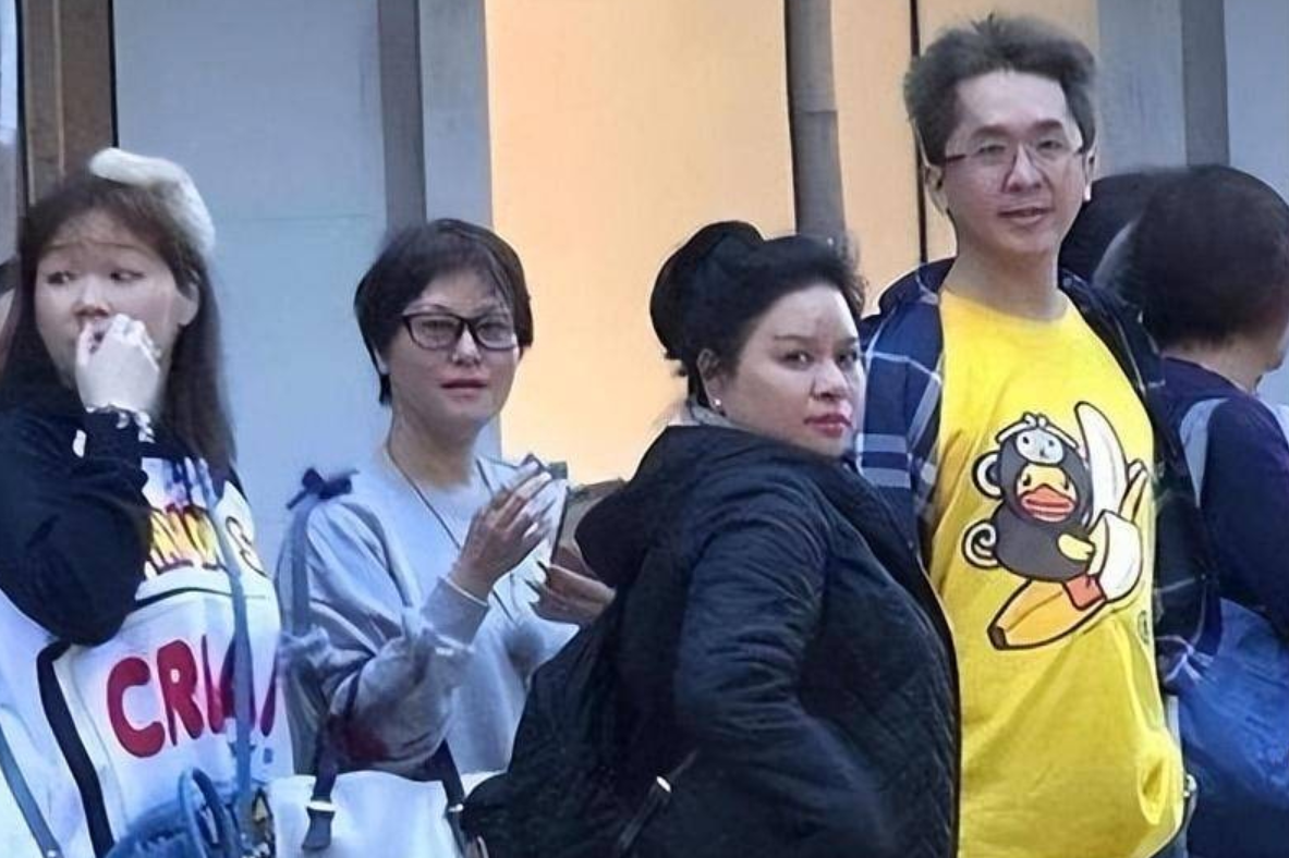 回顾邓兆尊三女共侍我每人每月拿50万工资每周有一天休息时间