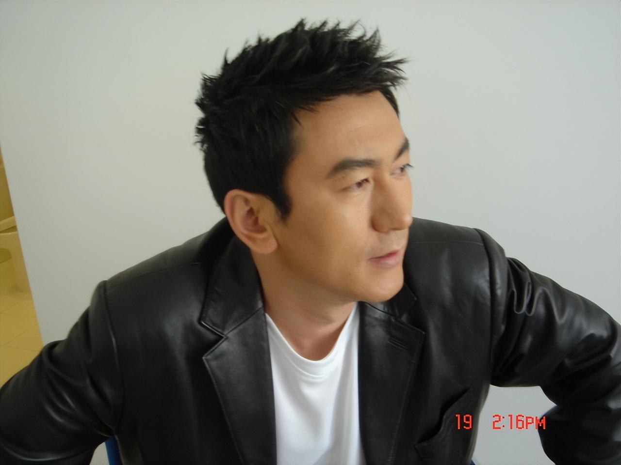 回顾视主持鲁健从草原走出来的当红主播对家乡内蒙古一往情深