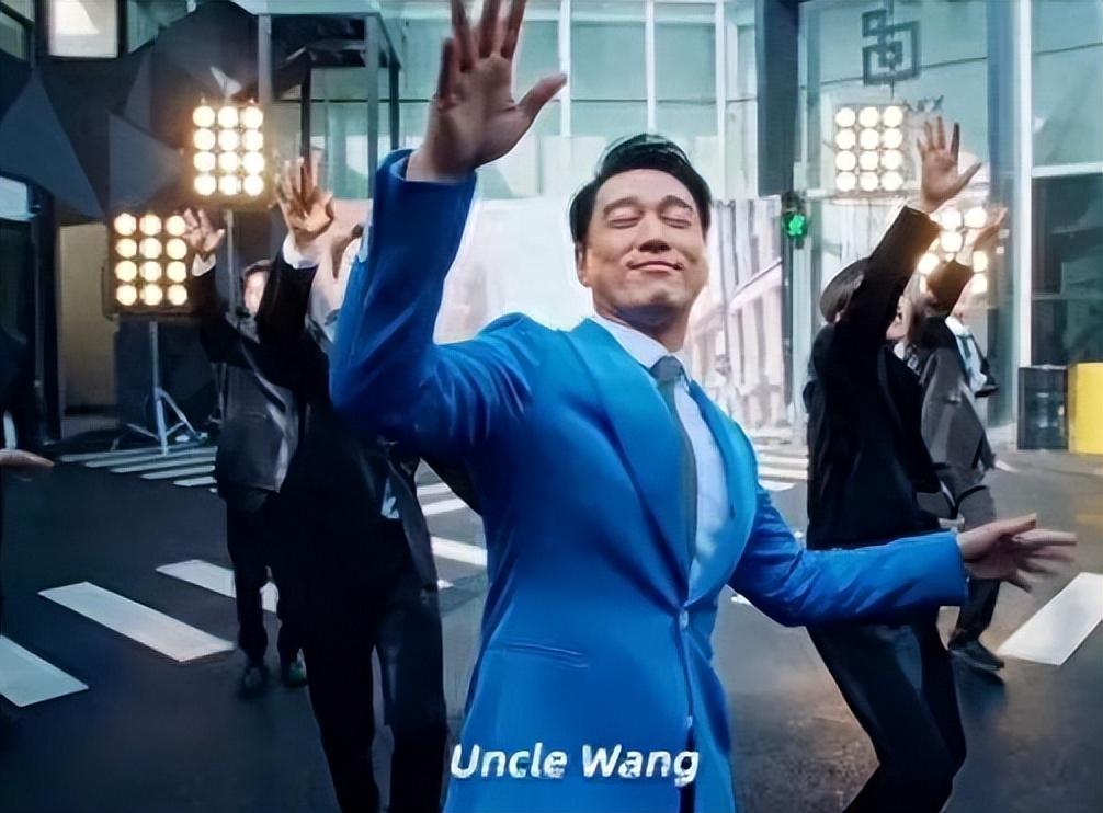 这魔性的舞步和洗脑的旋律,以及王耀庆那似迷离似沉醉的表情,直接把他