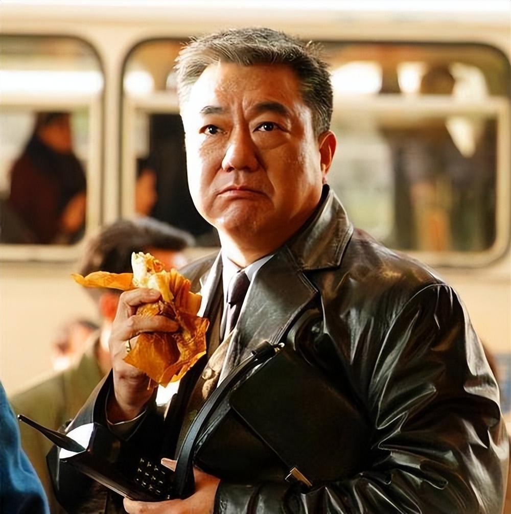 演员董勇:离异后恐婚,被哥嫂逼着去相亲,47岁当爹乐开花