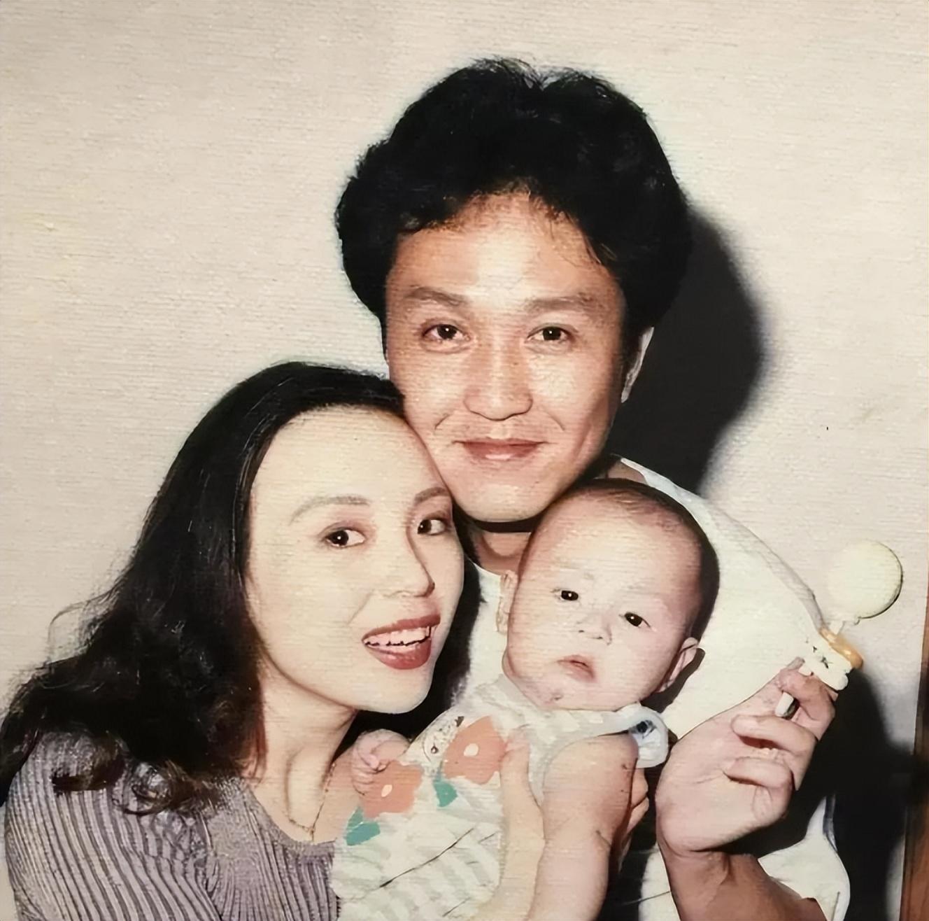 而吴刚则还在跑龙套,为了支持妻子的事业,吴刚甘愿做起了半个"家庭煮