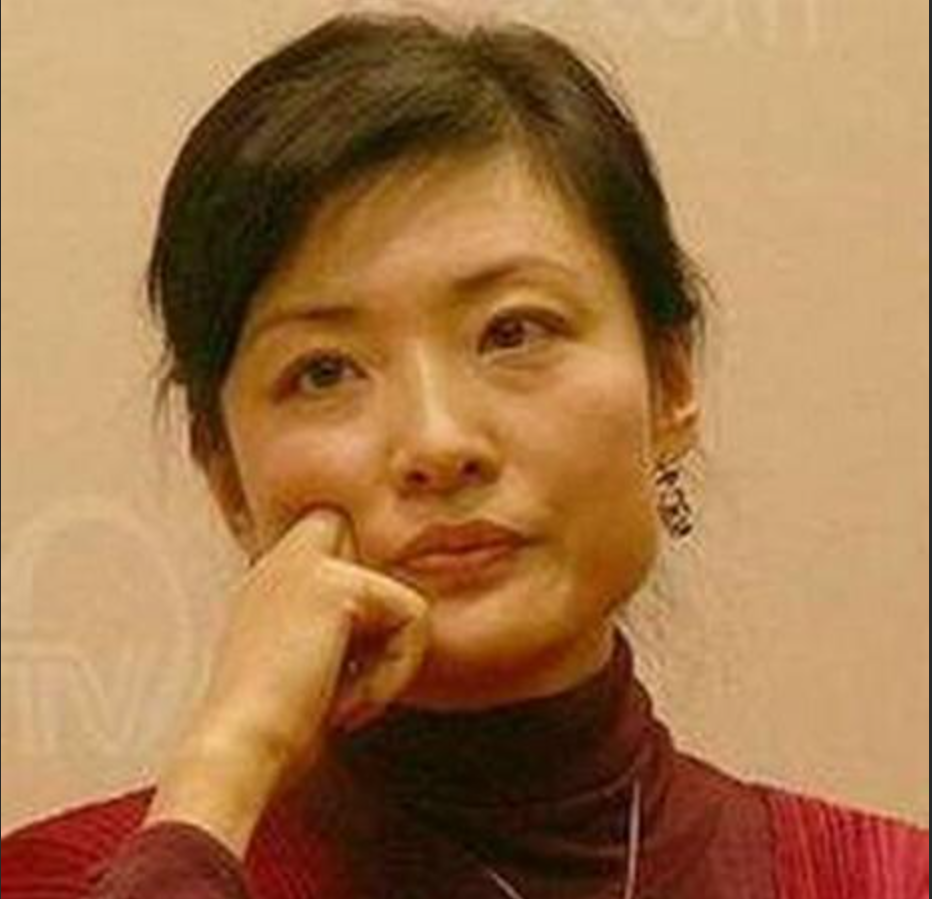 回顾央视主持周涛和初恋离婚后嫁大8岁富豪今一儿一女乐开怀