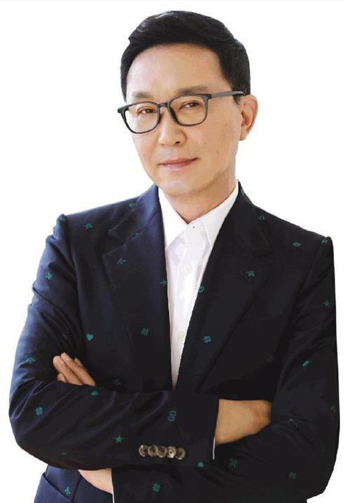 回顾一级演员吴刚:娶初恋岳秀清恩爱32年,今明星儿子成了烦恼