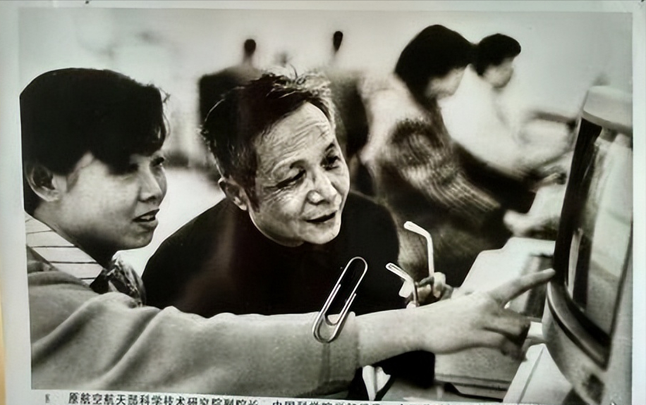 天上飞的战斗机带起的彩烟引起现场人员欢呼,身为我国高空高速歼击机