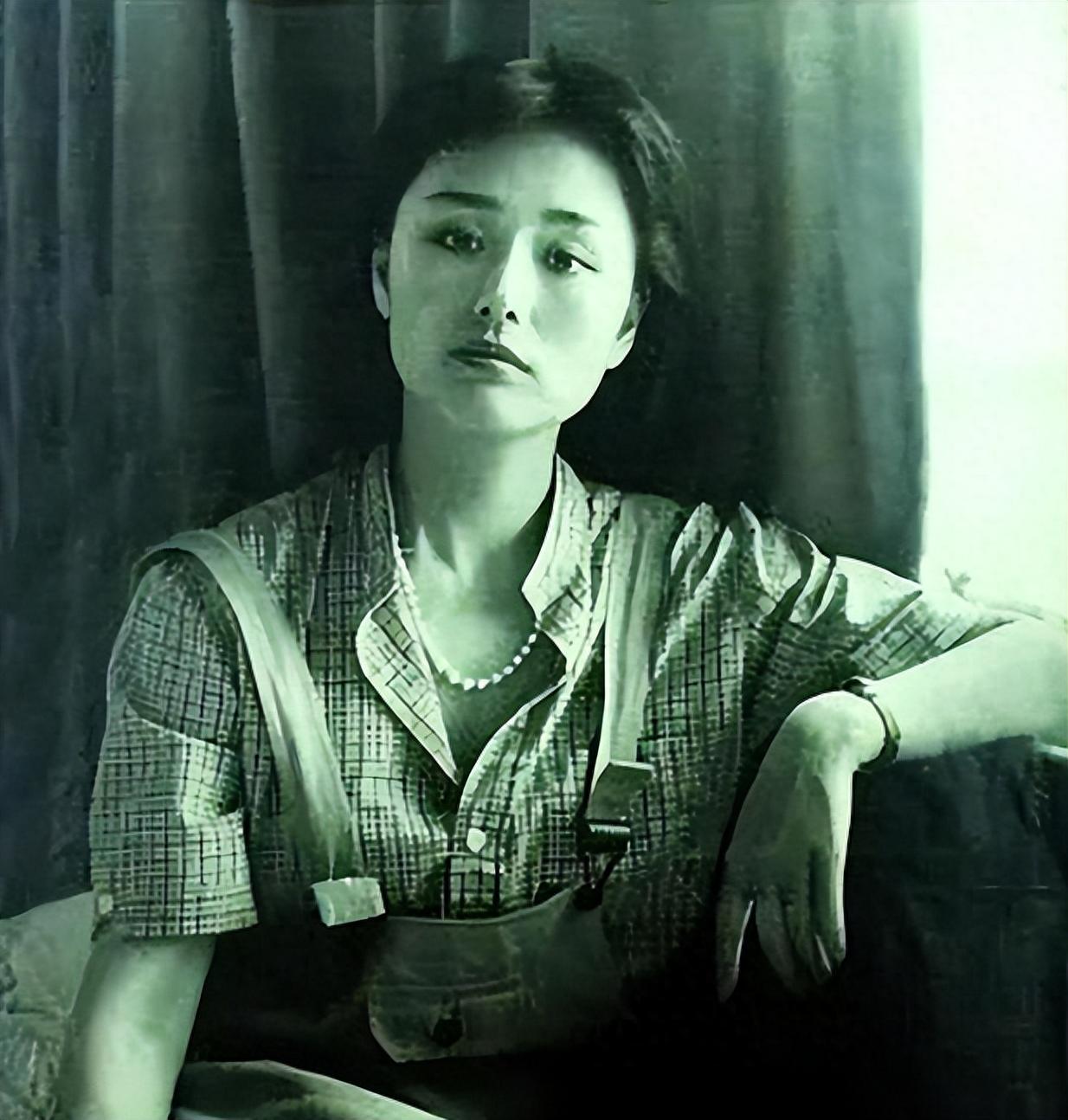 回顾杨昆年轻选丁克潇洒61岁无儿无女每月靠2500生活她后悔吗