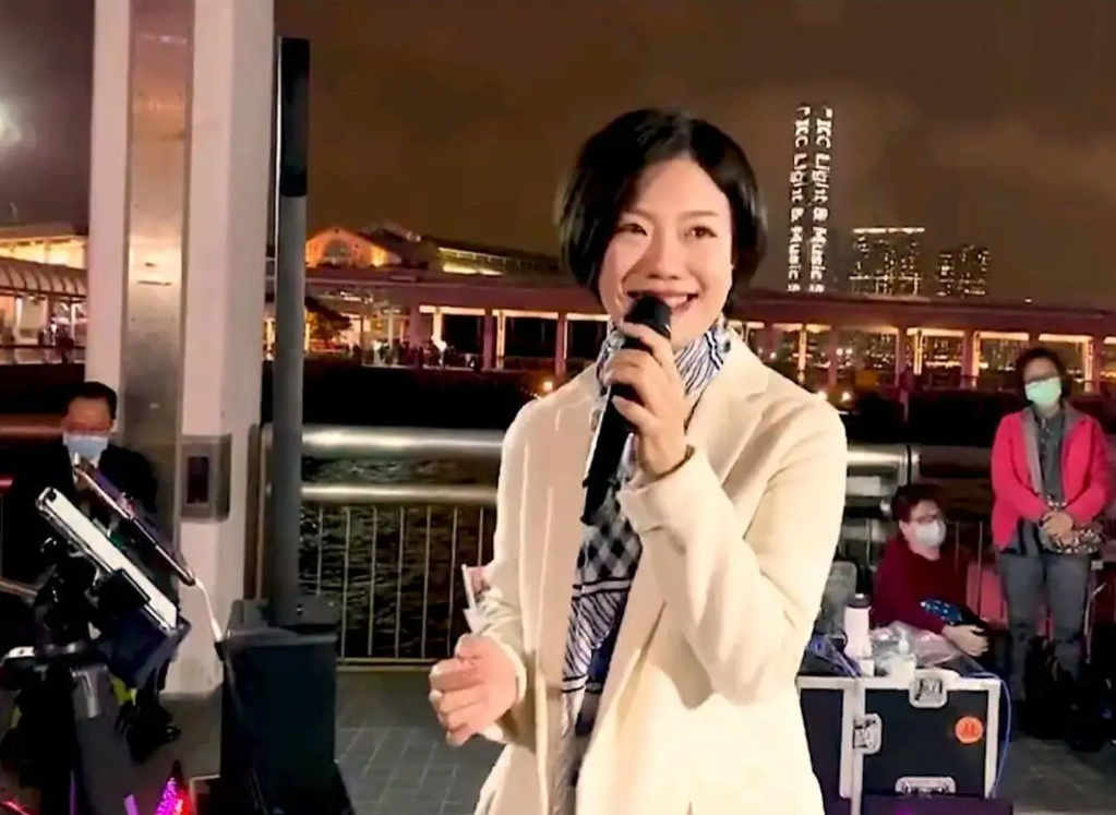 回顾龙婷曾是星光大道冠军受邀参加春晚后为何街头卖唱