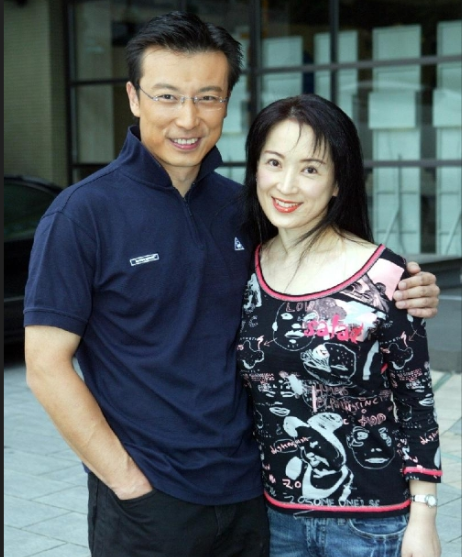 为了更好的经营这段感情,减少了出外应酬,为林炜先后生下一儿一女