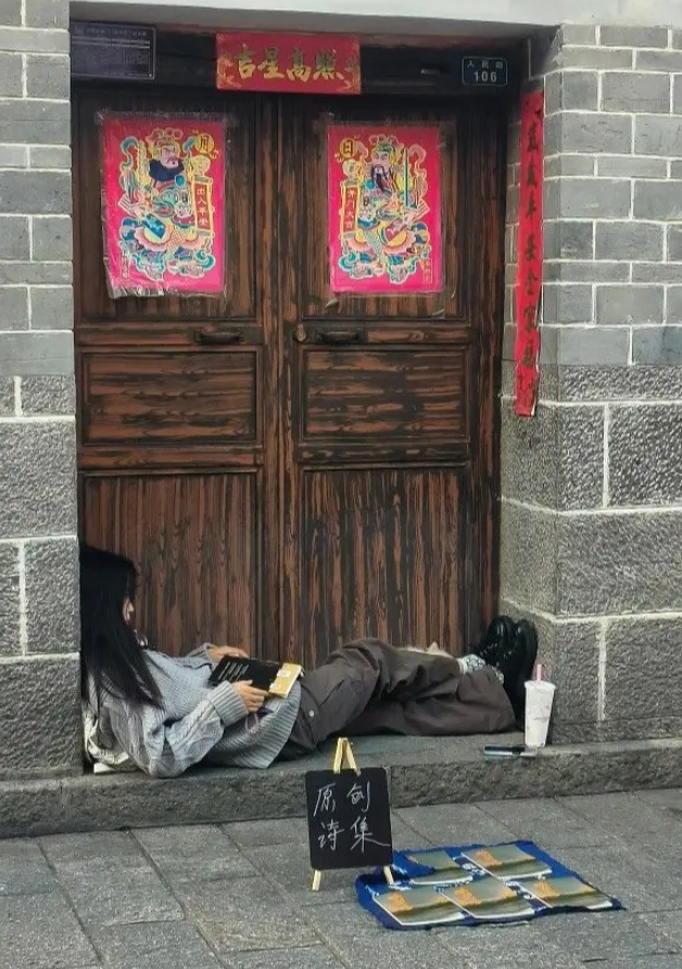 回顾甘肃00后女生流浪大理街头卖诗为生曾几度自杀到底怎么了