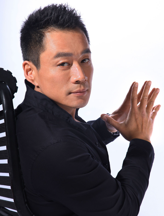 回顾演员丁海峰25岁娶初恋妻子患癌后不离不弃把她当成宝