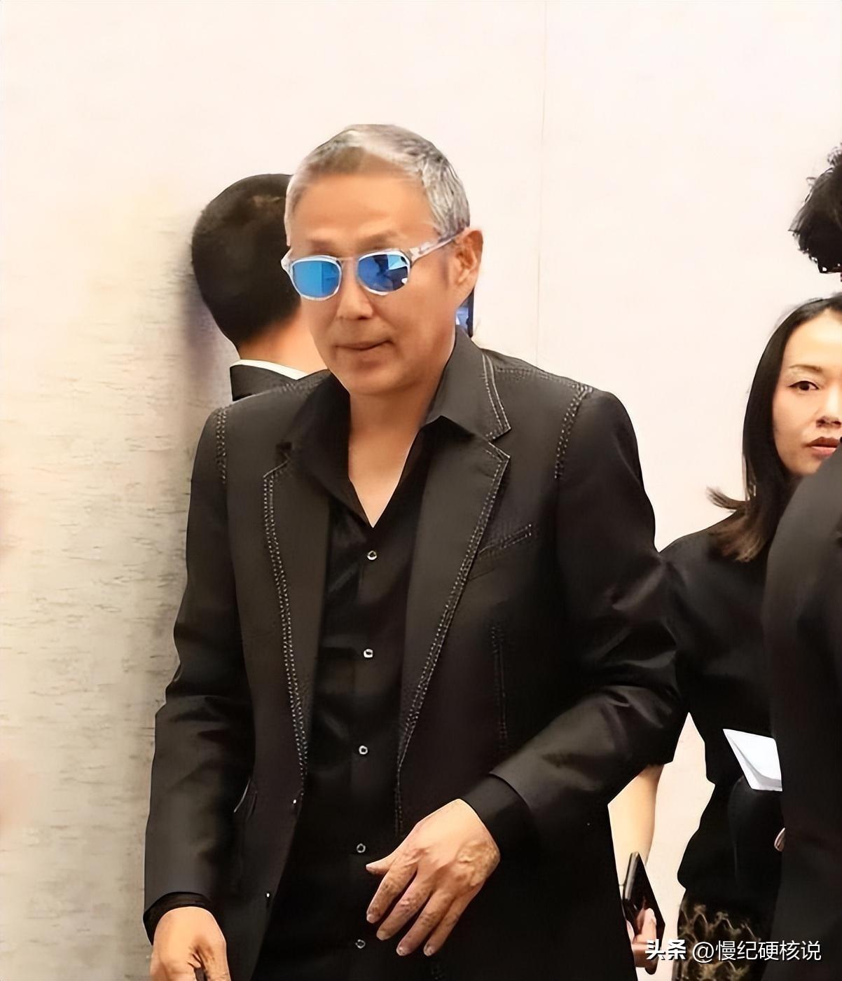 与妻子形成强烈对比的是,陈道明显得苍老许多,头发花白,面带皱纹.