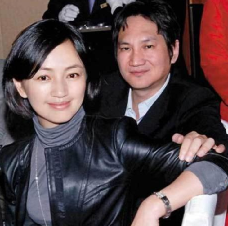 回顾罗海琼37岁嫁给华谊总裁婚后连生两女今一家四口乐融融