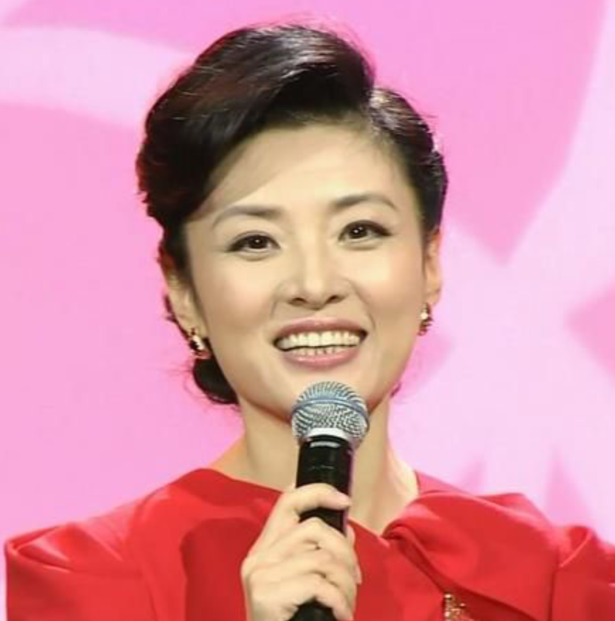 回顾央视主持周涛和初恋离婚后嫁大8岁富豪今一儿一女乐开怀