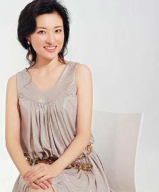 回顾央视主持周涛和初恋离婚后嫁大8岁富豪今一儿一女乐开怀