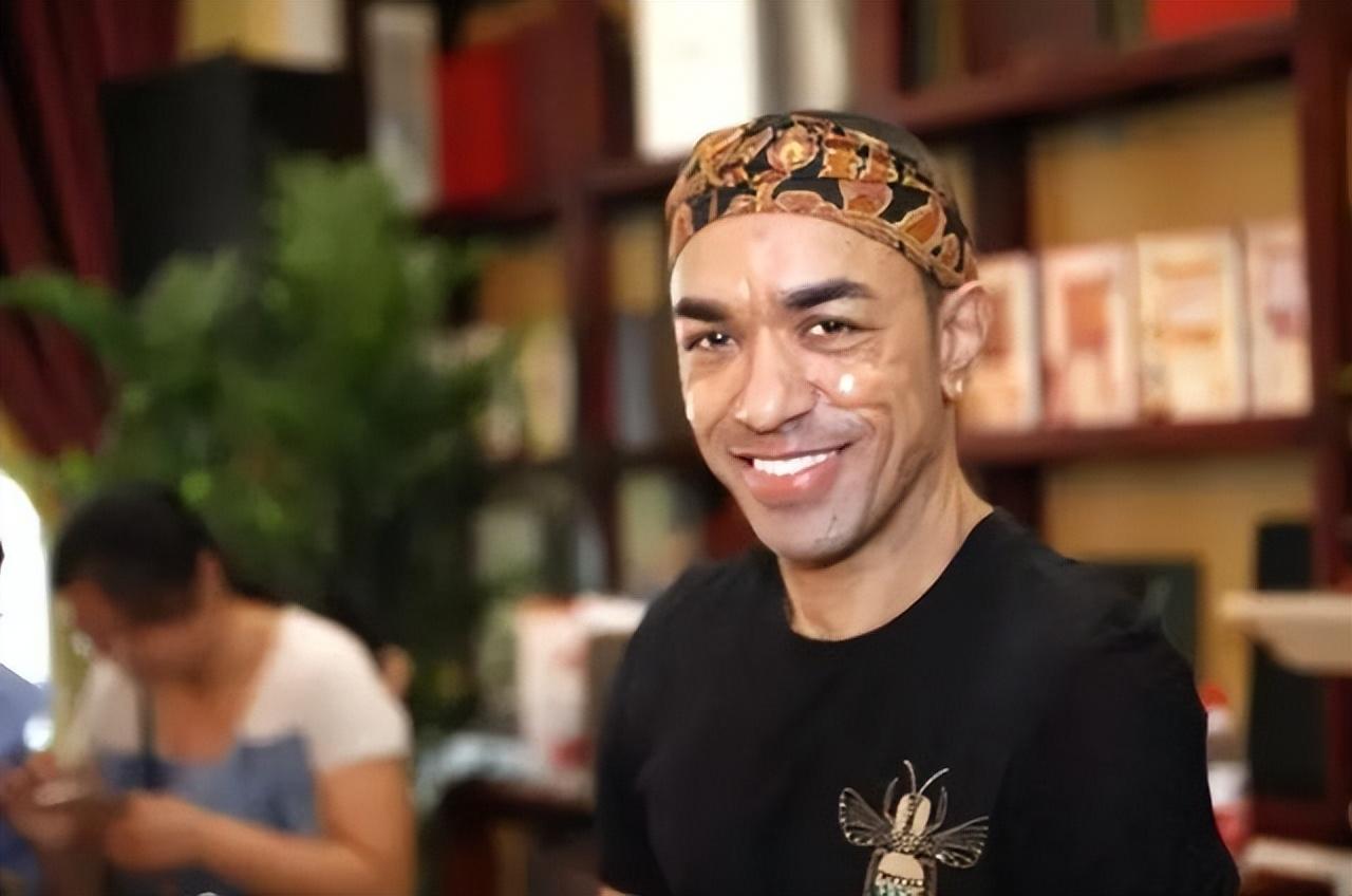 但是,让马克没想到的是,在这家咖啡店他遇到了改变自己一生的女人.