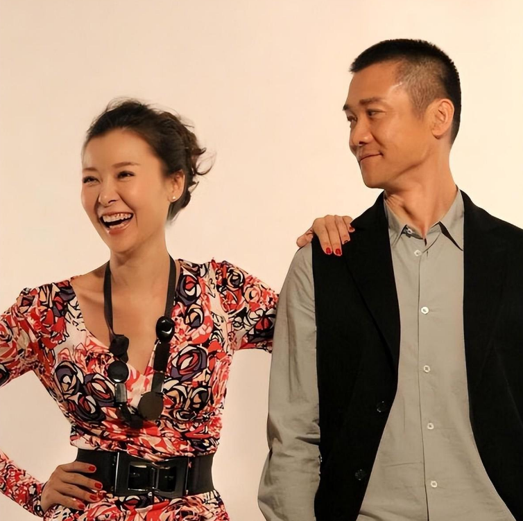 和李亚鹏以及李泉,相继的两段感情,就花了柯蓝11年的光阴,此时,她已经