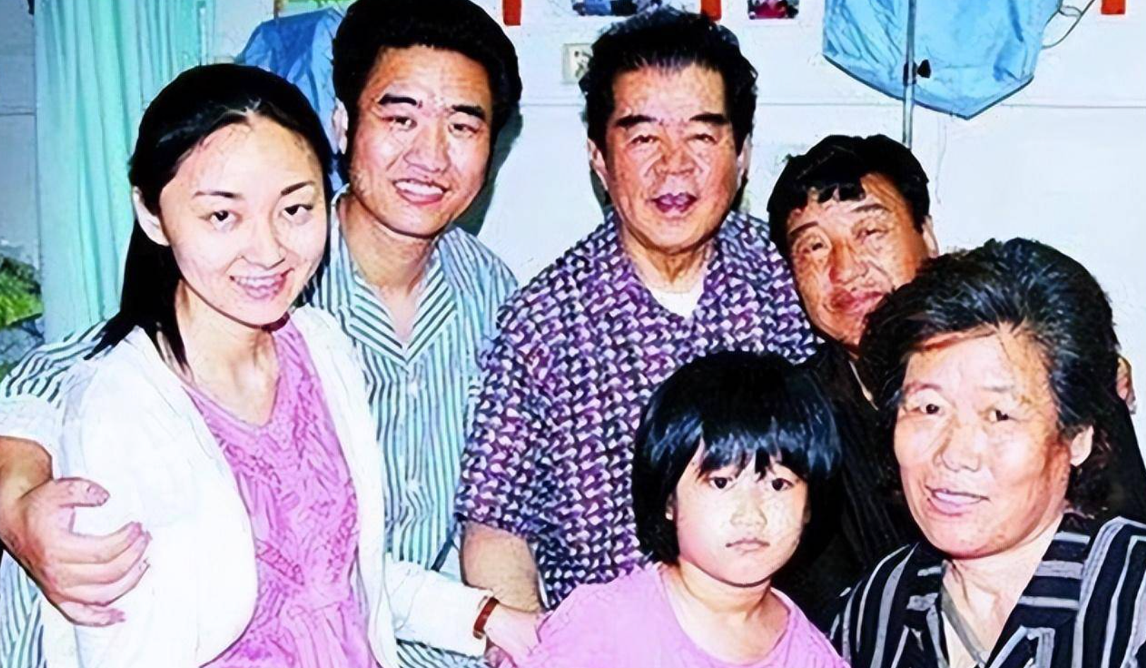 回顾深圳玫瑰邢丹葬礼和老公丛飞合葬5岁女儿痛哭千人送别