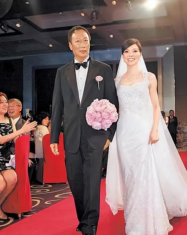 03和前男友分手,投入郭台铭怀抱