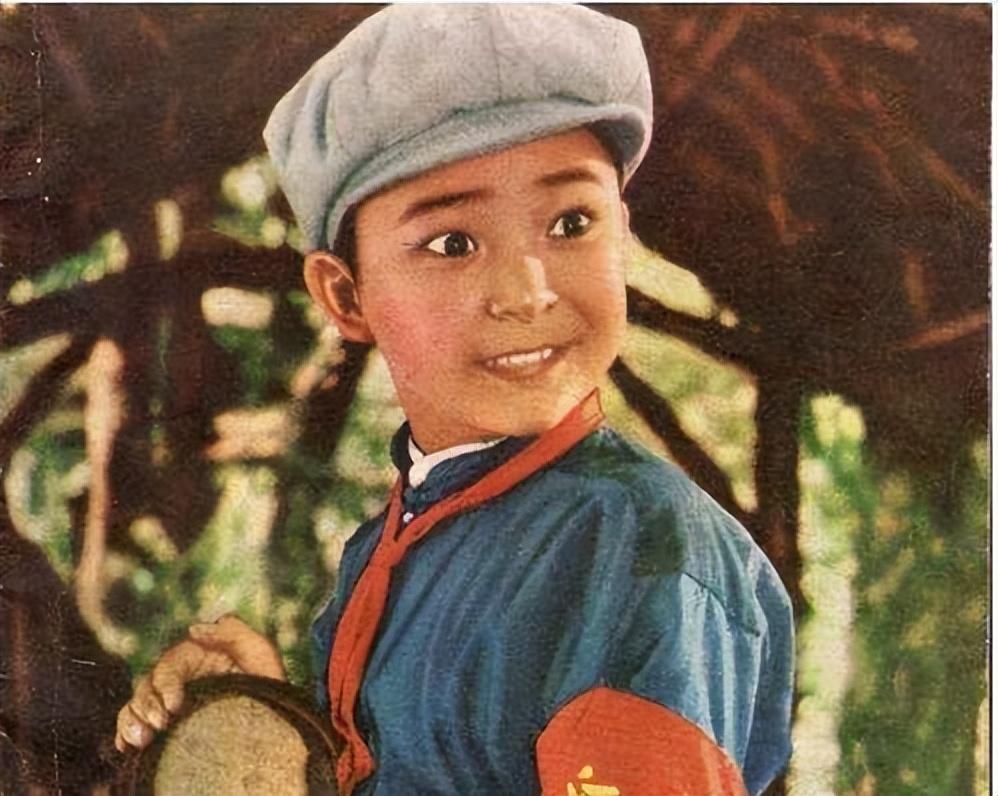 1974年《闪闪的红星》问世,故事围绕小主人公潘冬子从母亲被害,独自