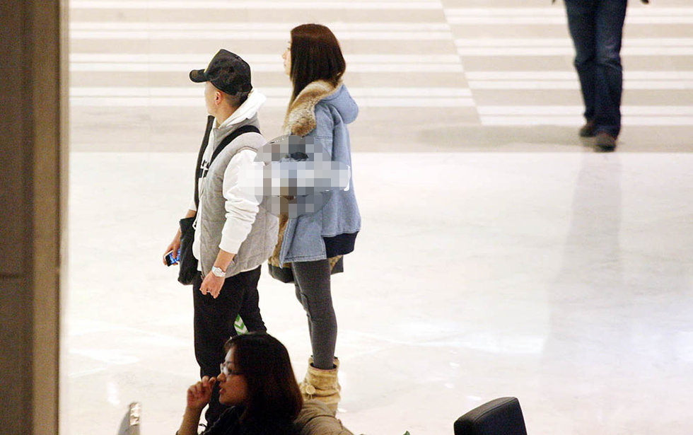 恋情曝光后两人也很快传来好消息,何彦霓不仅成为了谢苗的妻子,两人